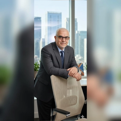 POSE DEL LÍDER: PRESENCIA Y AUTORIDAD IRRADIADAS DESDE LA SILLA