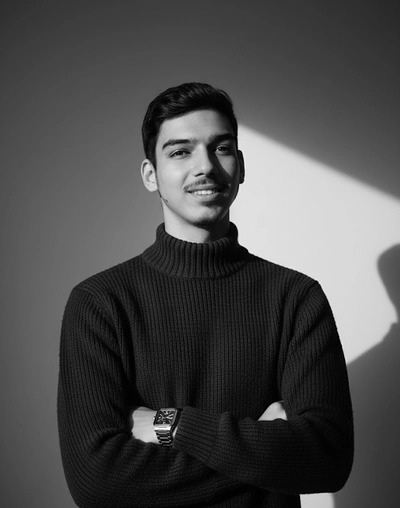 🔳 Retrato com Suéter Preto e Fundo Neutro